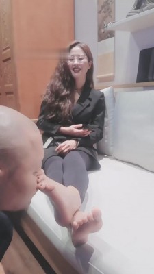 【女王菲主】拖鞋耳光闻脚 bf8946 -套路艾彩视频