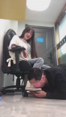 【开发素人】精神小妹文文深夜调贱畜 bf8596 -套路艾彩视频