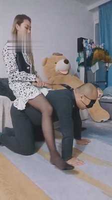 【二宝】遛狗闻臭烘烘的黑丝足 bf4473 -套路艾彩视频