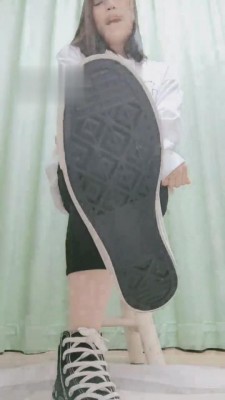 【妮蔻】第一视角-帆布鞋白袜裸足羞辱 bf4641 -套路艾彩视频