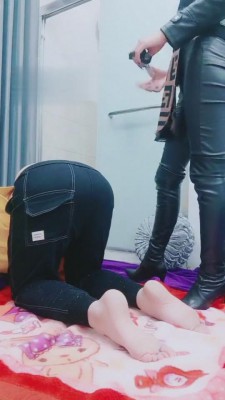 【安静】重度踩踏-鞭打-圣水贱狗 bf4650 -套路艾彩视频