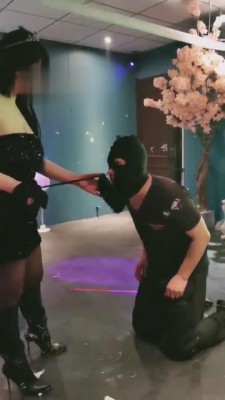 【傲雪】醉酒后酒吧公开处刑贱狗 bf4673 -套路艾彩视频