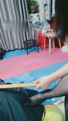 【麒麟女皇】黑丝脚狂虐贱狗 bf4917 -套路艾彩视频
