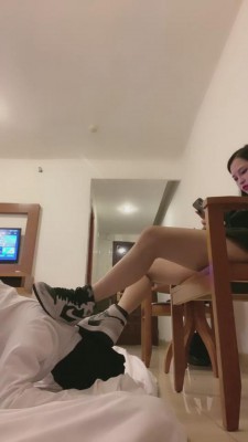 【甜依】夜跑回来让狗舔我脏鞋 bf5609 -套路艾彩视频
