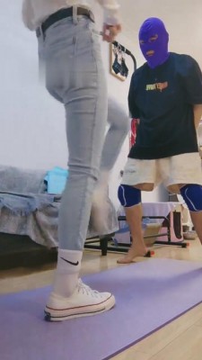 【暴力美学】学生S帆布鞋踢裆窒息 bf5595 -套路艾彩视频