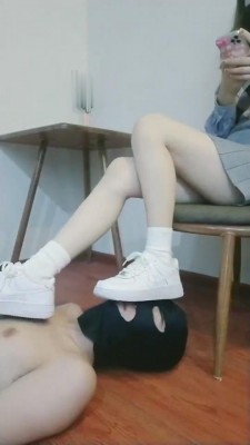 【晨希】小白鞋棉袜玩弄18岁小贱狗 bf5702 -套路艾彩视频