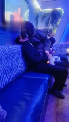 【星辞】KTV当着素人面群调强制圣水 bf5224 -套路艾彩视频