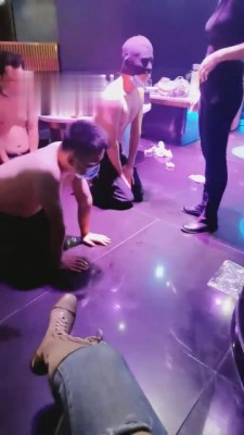 【小拽主人】推荐-ktv群调轮流钻胯圣水坐脸 bf1023 -套路艾彩视频