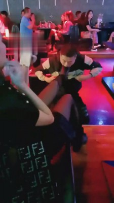 【刘二狗】SM主题酒吧经典调教 bf1254 -套路艾彩视频