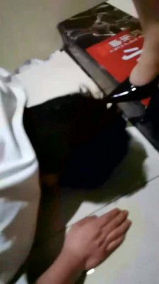 【傲雪】KTV厕奴极度羞辱呕吐遛狗出包间 bf1303 -套路艾彩视频