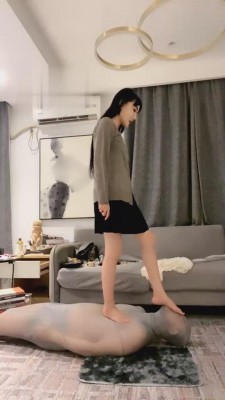 【千条姐】深度窒息-浓痰保鲜膜木乃伊坐脸 bf2197 -套路艾彩视频