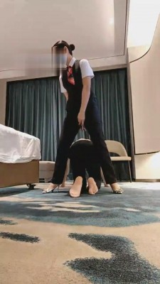 【芒果】喜欢闻臭丝袜/坐脸的狗 bf2307 -套路艾彩视频