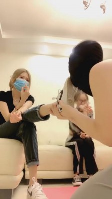 【希希子】推荐-3S牛仔裤坐脸/口水/小白鞋白袜羞辱 bf2301 -套路艾彩视频