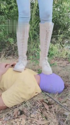 【暴力美学】白靴骑脖子-长靴深喉脚耳光 bf3216 -套路艾彩视频