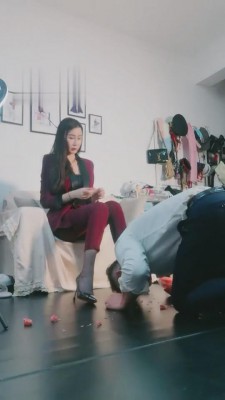 【微希】女Boss调教男下属强迫吃圣水泡面 bf2954 -套路艾彩视频