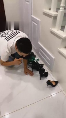 【刘二狗】偷闻女房东高跟鞋被发现后 G-210808-35 -套路艾彩视频