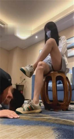 【阿月】无底线踩踏-强制深喉-耳光踹头-腿绞转胯 G-210822-23 -套路艾彩视频