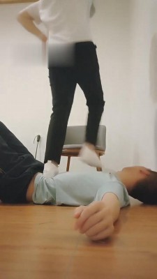 【雷大哥】全体重踩踏+喂食 bf16123 -套路艾彩视频