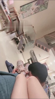 【强抚】男友闻原味臭袜臭脚 bf16585 -套路艾彩视频