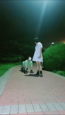 【美离子】超精彩-深夜户外遛狗 -套路艾彩视频
