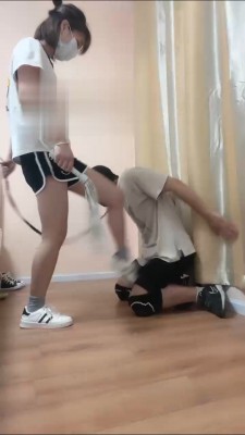 【云云酱】清纯学生主重度踢打虐 bf13872 -套路艾彩视频
