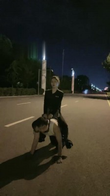 【妮可】夜间户外马路遛狗骑马 bf17158 -套路艾彩视频