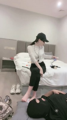 【晶晶大人】原味裸足让狗舔 bf17127 -套路艾彩视频