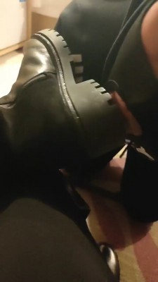 套路直播视频【飘飘S】长靴踩食物喂食/裸足深喉转胯 bf24278 -套路艾彩视频