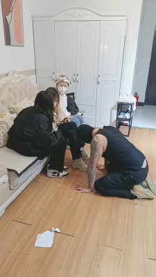 套路直播视频【爆爆】被一群精神小妹暴揍/重度耳光踩踏 bf24424
