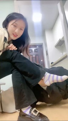 套路直播视频【小布丁】夜跑后原味脚羞辱/圣水/全体重踩 bf24353