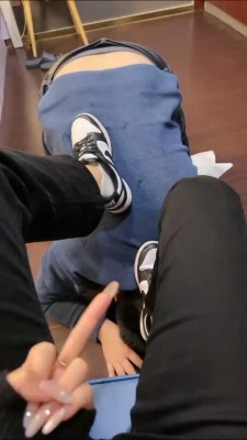 套路直播视频【叫叫sama】学生S运动鞋+白袜+丝袜气味羞辱 bf24401 -套路艾彩视频