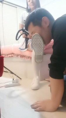 套路直播视频【明明】舔闻小白鞋过膝袜/踩踏喂食 bf24354