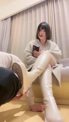 套路直播视频【南星】模特过膝靴丝足调狗舔/耳光打出血/踩踏深喉 bf24540