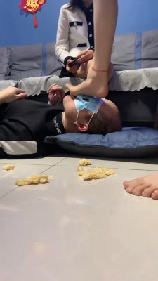 套路直播视频【精神小妹】精彩-多学生素人S踩食物喂狗 bf24663 -套路艾彩视频