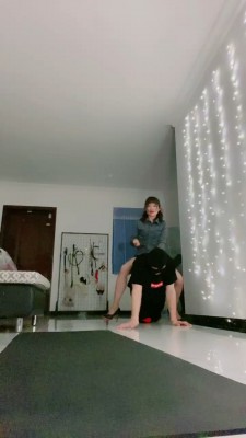 套路直播视频【缘彼大大】御姐丝袜高跟骑马遛狗 bf25106