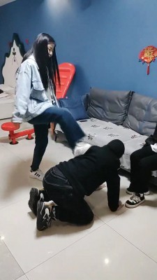 套路直播视频【吴迪】双学生S-运动鞋暴力踢踹/踩/舔脏鞋臭脚 bf25292 -套路艾彩视频