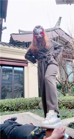 套路直播视频【维妮】超精彩-3女王踩踏-大桶混合圣水-提档（双视角）bf25172 -套路艾彩视频