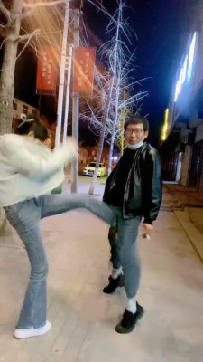 套路直播视频【孤傲女帝】带闺蜜户外暴踹踢裆/室内全体重踩头 bf25273 -套路艾彩视频