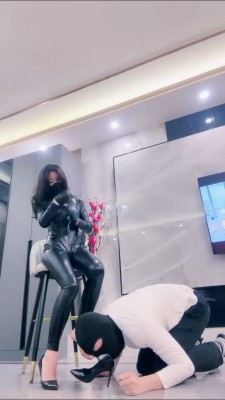 套路直播视频【禾末】超酷皮衣S-高跟碾压狗头舔/皮手套虐乳/脚耳光/腿绞 bf25566 -套路艾彩视频