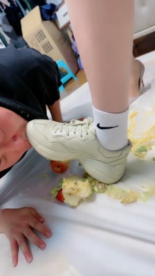 套路直播视频【艾琳】双S御姐呕吐物踩踏食物喂食/jio深喉【三视角版+完整版】bf25458 -套路艾彩视频