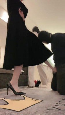 套路直播视频【萱萱】双S御姐暴力调-丝袜勒脖窒息踢裆【双视角版】 bf25402