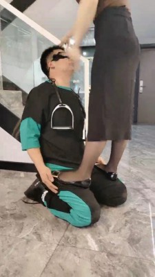 套路直播视频【辣姐S】高跟踩踏暴力耳光/塞口球/吃丝袜/人体家具 bf25777