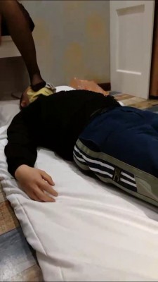 套路直播视频【七颜】原味袜+踩踏窒息专场 bf25834
