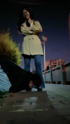 套路直播视频【嘉妮】户外惩罚跟踪狂-骑马遛狗舔脚【双视角完整版】 bf25741 -套路艾彩视频
