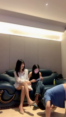 套路直播视频【宝爷】带素人闺蜜玩狗子/骑马全体重踩踏/转胯喂口水 bf25752 -套路艾彩视频