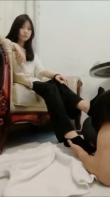 套路直播视频【思思】超可爱学生主-小白鞋黑短袜辱狗/踩喂食【双视角版】bf25672