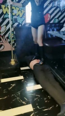 套路直播视频【东方女神】KTV长靴踩踏/舔长靴 bf25608 -套路艾彩视频