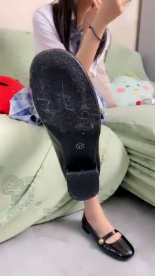 套路直播视频【艾莉】玩废绿帽追求者/舔脏鞋底/玫瑰塞嘴/转胯/臭脚捂脸 bf25596 -套路艾彩视频