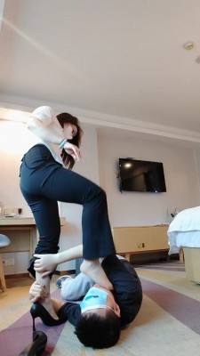 套路直播视频【梵高】职业装高跟诱惑-转胯肉丝踩/高跟踩爪【双视角版】bf26050 -套路艾彩视频