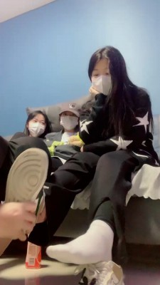套路直播视频【精神小妹】6S素人学生主-原味白袜裸足气味羞辱/狂舔 bf26042 -套路艾彩视频